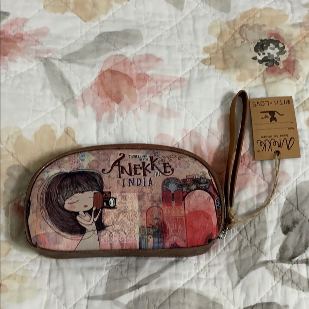 Traveling with Anekke clutch.